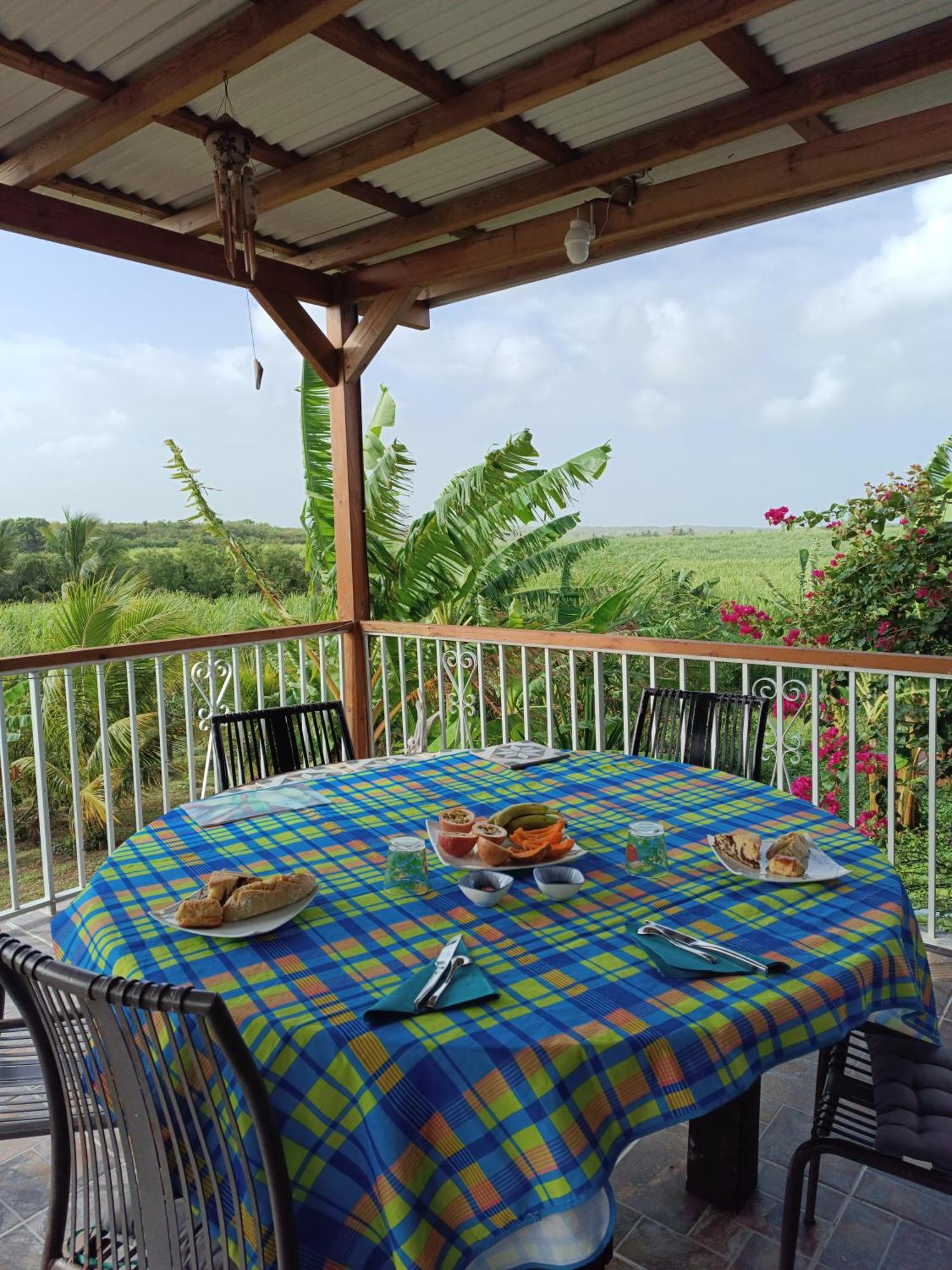 Kaz A Klemence Gite Creole Avec Piscine Et Table Dhotes A Anse Bertrand Exterior photo